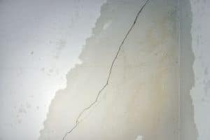 Damp wall cracks and water leak