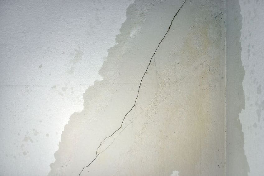 Damp wall cracks and water leak